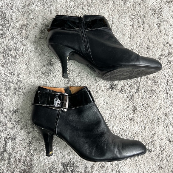 Sofft Black Heeled Ankle Boot. - Picture 1 of 8